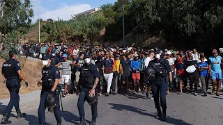 L'Espagne transfère des centaines de migrants de la plage de Ceuta vers des abris temporaires