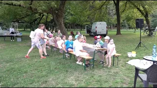 Malí keramikári v parku
