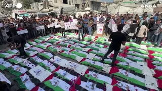 Gaza, funerale di massa per 100 vittime estratte dalle macerie: i corpi nelle bandiere palestinesi
