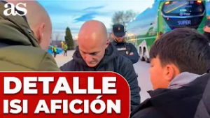 ISI PALAZÓN se BAJA DEL BUS del RAYO VALLECANO antes de irse de BUTARQUE con la AFICIÓN