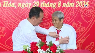 Deputy Secretary of the Provincial Party Committee Trịnh Tuấn Sinh Awards 80-Year Party Membershi...