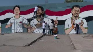 Iraq ai Mondiali dopo 40 anni, volontari DIPINGONO murale che raffigura i giocatori della nazionale