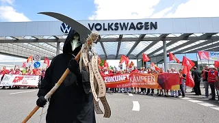 Volkswagen unveils four-year plan but fails to reach consensus on cutting up to 100,000 jobs