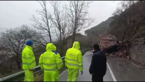 Masso finisce sulla carreggiata, chiusa Statale