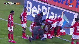 😱⚽ Concern at Santa Fe! Balanta leaves on a stretcher after an injury while making a defensive play!