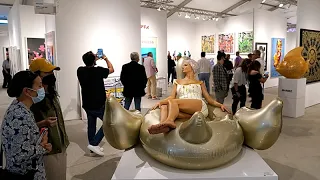 Sculture iperrealistiche portano l'arte tra la folla di Chicago