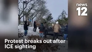 Протесты против ICE (Иммиграционной и таможенной службы США) прошли после того, как в Брентвуде, ...