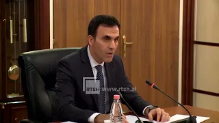 Adnan Xholi, kandidati i parë për Prokuror të Përgjithshëm, dorëzon aplikimin në KLP