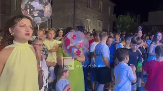 Kolonja hap sezonin turistik, muzikë dhe atmosferë festive në qendër të Ersekës