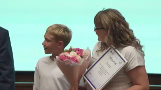 Oleg Kozhemyako awards winners of the "Family of the Year" contest in Primorye.