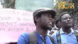 Etidyan lekòl nòmal siperyè manifeste pou egzije entegrasyon etidyan ki fini yo nan lekòl leta yo.