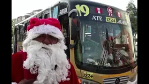 Bus con temática navideña recorre las calles de Lima ¡Con Papá Noel como chofer!