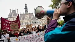 Assembleia Nacional de França inicia debate sobre orçamento com protestos estudantis em pano de...