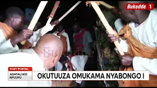 Agataliikonfuufu:  Okutuuza Omukama Nyabongo I. Olugendo lwatandikse mu kiro  Baasimbudde Rwengoma