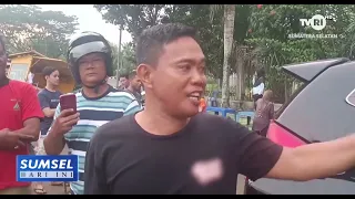 SUMSEL TODAY - CAR RAMS INTO SEVERAL STREET VENDOR CARTS