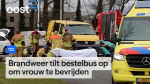 Traumahelikopter voor vrouw die vastzit onder bestelbus | RTV Oost