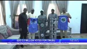 Губернатор Окпебхоло получил рекламные материалы в поддержку переизбрания президента Тинубу.