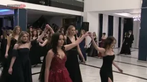 MASTER TV ŁUKÓW -  Studniówkowy polonez klasy IV C z IV LO im. Jana Pawła II w Łukowie