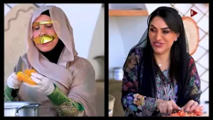 قرمشة لا تُقاوَم… دجاج مقلي وعيش أبيض بأسلوب مريم الضنحاني ومساعدة زينب المطروشي