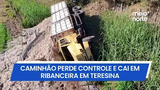 Truck loses control, hits car, and plunges down embankment in North Teresina | Meio News