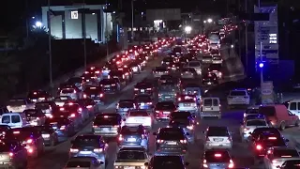 Fuga di massa in LIBANO dopo la risposta di ISRAELE: traffico paralizzato VERSO BEIRUT