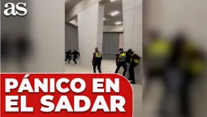 PÁNICO EN EL SADAR: un fan HUYE DE LA POLICÍA, pierde el EQUILIBRIO y ACABA INCONSCIENTE