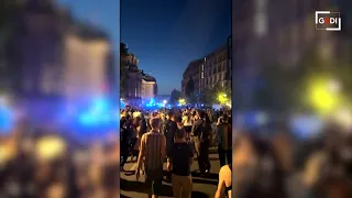 Berlino, furgone sulla folla al Pride: l'annuncio sul palco e l'evacuazione del parco Tiergarten
