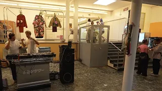 Unusual Restaurant: Slurping Oysters in a Supermarket