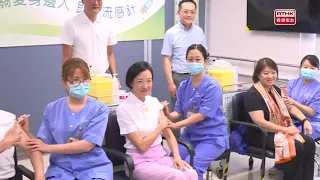 盧寵茂聯同醫管局高層接種季節性流感疫苗