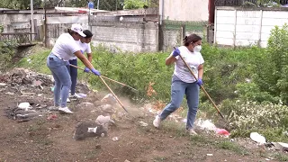 Vecinos y universitarios se unen para limpiar predio en el barrio Isaías Gómez