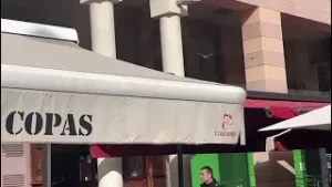 Susto en Plaza de los Reyes: los bomberos controlan un fuego originado en un cuadro de luces