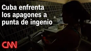 This is how power outages are lived in Cuba: cooking with charcoal and recharging with solar panels