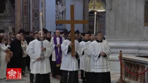 A San Pietro la Via Crucis guidata dal cardinale Mauro Gambetti nel primo venerdì di Quaresima