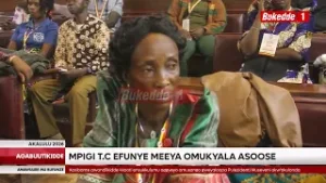 Agabuutikidde obunkenke ku kitebe ky’akakiiko k’eby’okulonda e Mukono mu kulangirira ebivudde mu kub