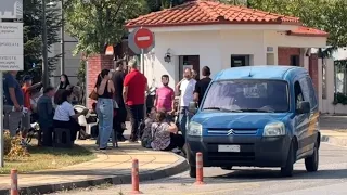 ΞΕΝΥΧΤΙ ΣΤΟ ΑΣΤΥΝΟΜΙΚΟ ΜΕΓΑΡΟ ΚΟΖΑΝΗΣ ΓΙΑ ΝΑ ΕΚΔΩΣΟΥΝ ΔΙΑΒΑΤΗΡΙΑ ΓΙΑ ΝΑ ΑΠΟΦΥΓΟΥΝ ΝΕΕΣ ΤΑΥΤΟΤΗΤΕΣ