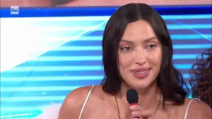 IRINA SHAYK non risponde sulla guerra RUSSO-UCRAINA: "Celebriamo l'amore, niente politica"