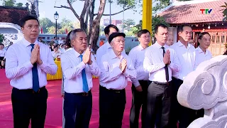 Standing Committee of the Provincial Party Committee offers incense at the Later Le Dynasty Templ...