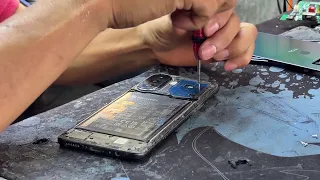 Technicians help extend the lifespan of mobile devices