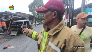 MOBIL TERBAKAR SAMBAR DUA RUMAH WARGA