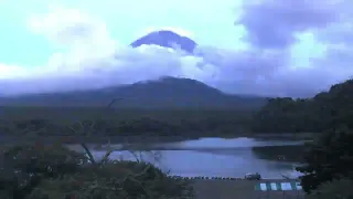 精進湖ライブカメラ タイムラプス映像（2026年8月14日） 提供：UTYテレビ山梨
