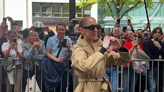 Fans begrüßen Céline Dion vor Pariser Hotel: Start ihrer 16‑teiligen Arenashow‑Reihe