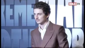 TIMOTHÉE CHALAMET DERROCHÓ ESTILO Y ELEGANCIA EN EL ESTRENO DE SU PELÍCULA "MARTY SUPREME" EN PARÍS.