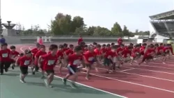 Around 1,000 elementary school runners in Okayama compete in the Kids' Health Marathon [Okayama] ...