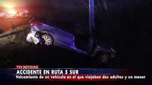 Accidente en Ruta 5 Sur, volcamiento de un vehículo en el que viajaban dos adultos y un menor