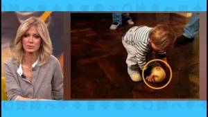 La bochornosa imagen del príncipe Andrés recostado con un bebé