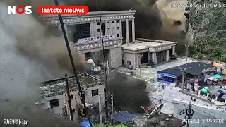 Het moment van de stortvloed op de grens tussen Nepal en China