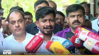 'SFIക്കാർ ബിയർ കുപ്പിയും കല്ലും എറിഞ്ഞതിന് കുഴപ്പമില്ലേ?' തീപ്പന്തമെറിഞ്ഞതിൽ മന്ത്രി ഒ.ജെ ജനീഷ്