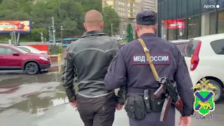 Police detain men involved in a fight in downtown Vladivostok