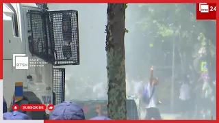 Vijojnë tensionet në protestën para Parlamentit, Policia përgjigjet me gaz lotsjellës