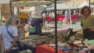Retro, the historic center fills up with tourists